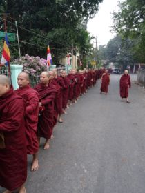 Mönchsspeisung Yangon